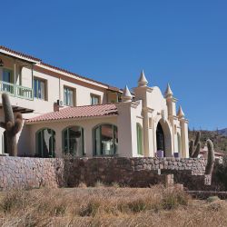 Hotel Huacalera, refugio histórico en la Quebrada cuidadosamente restaurado. 