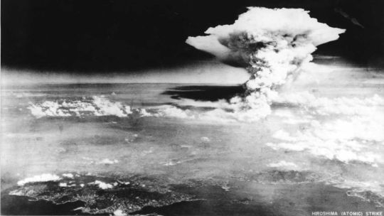 Objetos, rosarios y un testimonio inédito: cómo es la conmovedora muestra de los bombardeos atómicos en Hiroshima y Nagasaki