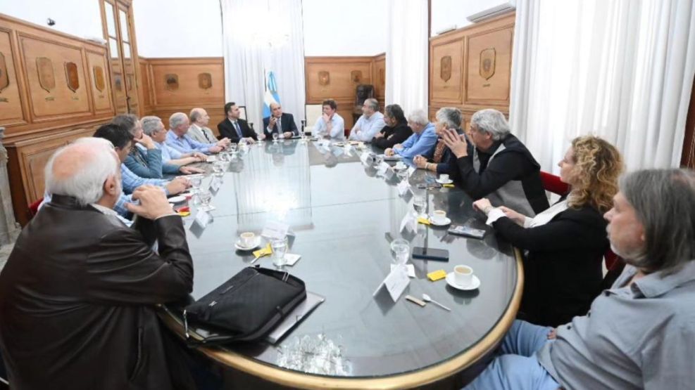 Guillermo Francos, Santiago Caputo y el secretario de Trabajo, Julio Cordero, se reunieron con una comitiva de la CGT.