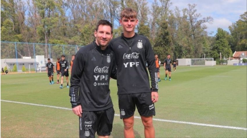 Leo, buscando conquistar su primera Copa América con Argentina, posó junto a Nico Paz que entrenaba en Ezeiza.