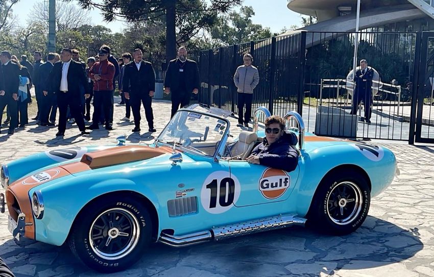 En agosto de este año, Colapinto manejó por las calles de Buenos Aires a bordo de un Shelby Cobra.