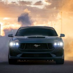 Ford celebra los 60 años del Mustang con la llegada al país del GT Performance V8.