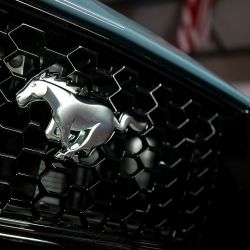Ford celebra los 60 años del Mustang con la llegada al país del GT Performance V8.