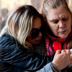 Verónica Ojeda, ex esposa del fallecido futbolista Diego Maradona, abraza a una mujer a su llegada a un juzgado en San Isidro. Foto de TOMAS CUESTA / AFP | Foto:AFP
