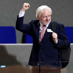 Julian Assange, levanta el puño después de un debate centrado en su detención y condena y sus efecto sobre los derechos humanos en el Consejo de Europa en Estrasburgo. Foto de FREDERICK FLORIN / AFP | Foto:AFP