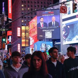 Una pantalla muestra el debate vicepresidencial de CBS en Times Square en Nueva York. Foto de KENA BETANCUR / AFP | Foto:AFP