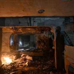 Miembros de las fuerzas de seguridad sirias investigan el lugar de un supuesto ataque israelí en Damasco. Foto de LOUAI BESHARA / AFP  | Foto:AFP