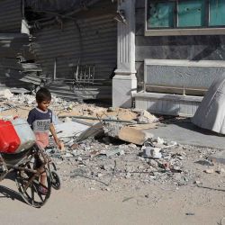 Niños desplazados caminan junto a un maniquí mientras transportan agua potable en la ciudad de Gaza. Foto de Omar AL-QATTAA / AFP | Foto:AFP