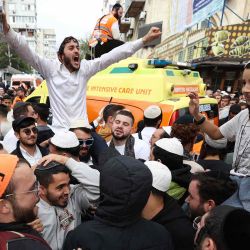 Peregrinos judíos jasídicos rezan en una calle junto a la tumba del rabino Nachman antes del año nuevo judío de "Rosh Hashaná". Foto de Anatolii STEPANOV / AFP | Foto:AFP