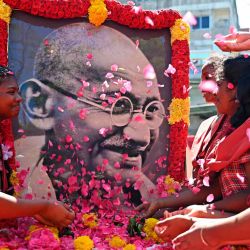 Estudiantes esparcen pétalos de rosa frente a un retrato de Mahatma Gandhi con motivo del aniversario del nacimiento de Gandhi, en Chennai. Foto de R. Satish BABU / AFP  | Foto:AFP