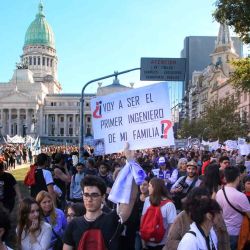 Docentes, no docentes, autoridades y estudiantes se movilizan en "defensa de la universidad pública y del sistema científico" nacional. Foto NA | Foto:AFP