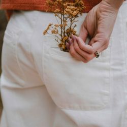 Los jeans anchos color blanco son la tendencia en primavera 2025 