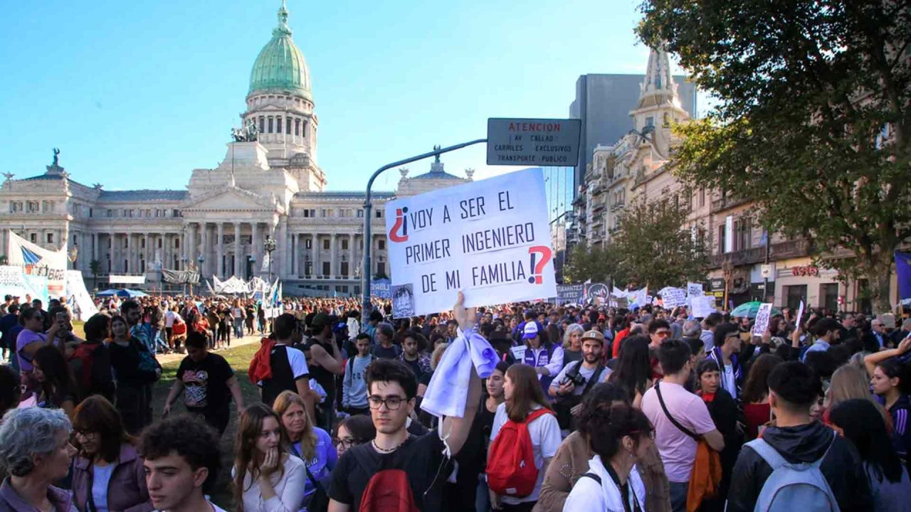 Docentes, no docentes, autoridades y estudiantes se movilizan en "defensa de la universidad pública y del sistema científico" nacional. Foto NA | Foto:AFP