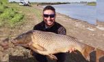 Impresionantes carpones en el arroyo Saladillo