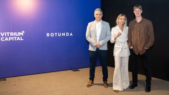 Federico Gagliardo, CEO de Vitrium; junto a Sofía Domínguez, cofundadora y directora creativa de Rotunda; y Kevin Jakter, coundador y CEO de Rotunda.