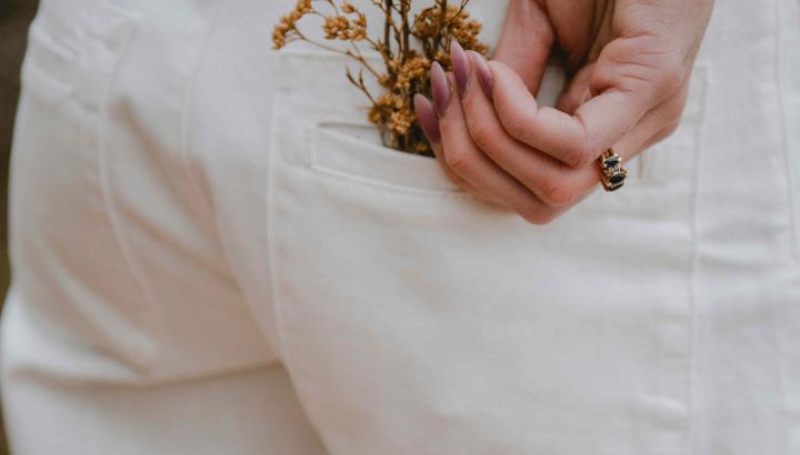 Los jeans anchos color blanco son la tendencia para esta primavera 2024