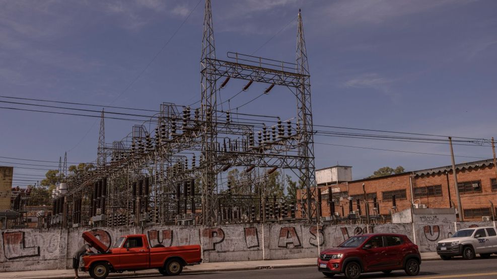 Argentina Hikes Electricity And Gas Prices, Cuts 70,000 State Jobs