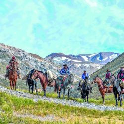 Paisajes infinitos, soledad, silencio... Vivencias únicas de la cordillera mendocina junto a los puesteros que realizan la transhumancia del ganado desde los 1.000 hasta los 4.000 msnm. 