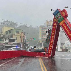 Daños debido a los fuertes vientos del tifón Krathon en Kaohsiung. Foto AFP | Foto:AFP