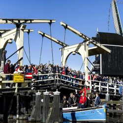 El rey Guillermo Alejandro de los Países Bajos saluda desde un barco durante las celebraciones para conmemorar el 450 aniversario de la liberación de Leiden. Foto de Remko de Waal / AFP | Foto:AFP
