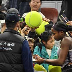 La estadounidense Coco Gauff, autografiando después de ganar su partido en el torneo de tenis China Open en Beijing. Foto de ADEK BERRY / AFP | Foto:AFP