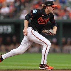Gunnar Henderson, el número 2 de los Orioles de Baltimore, atrapa la pelota en el Oriole Park de Camden Yards, Maryland. Foto de Patrick Smith / AFP | Foto:AFP