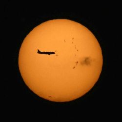 Un avión comercial vuela frente al sol sobre la ciudad de Kuwait. Foto de YASSER AL-ZAYYAT / AFP | Foto:AFP