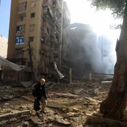 Un residente camina en medio de la devastación que siguió a un ataque aéreo israelí nocturno que tuvo como objetivo el barrio de Haret Hreik. Foto AFP | Foto:AFP