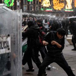 Estudiantes se enfrentan a la policía antidisturbios durante una manifestación por los 56 años de la masacre de estudiantes de Tlatelolco, en la plaza del Zócalo de la Ciudad de México. Foto de Yuri CORTEZ / AFP | Foto:AFP