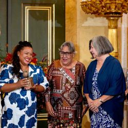 La reina Máxima de los Países Bajos entrega el premio de la Gran Manzana a los miembros de la Fundación Movimiento ta Bida, en La Haya. Foto de Koen van Weel / AFP | Foto:AFP