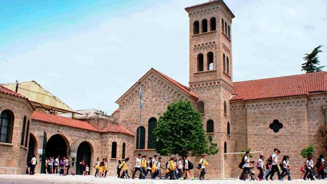 Prohibición de polleras en escuela de Carlos Paz desató polémica: la respuesta del Ministerio de Educación