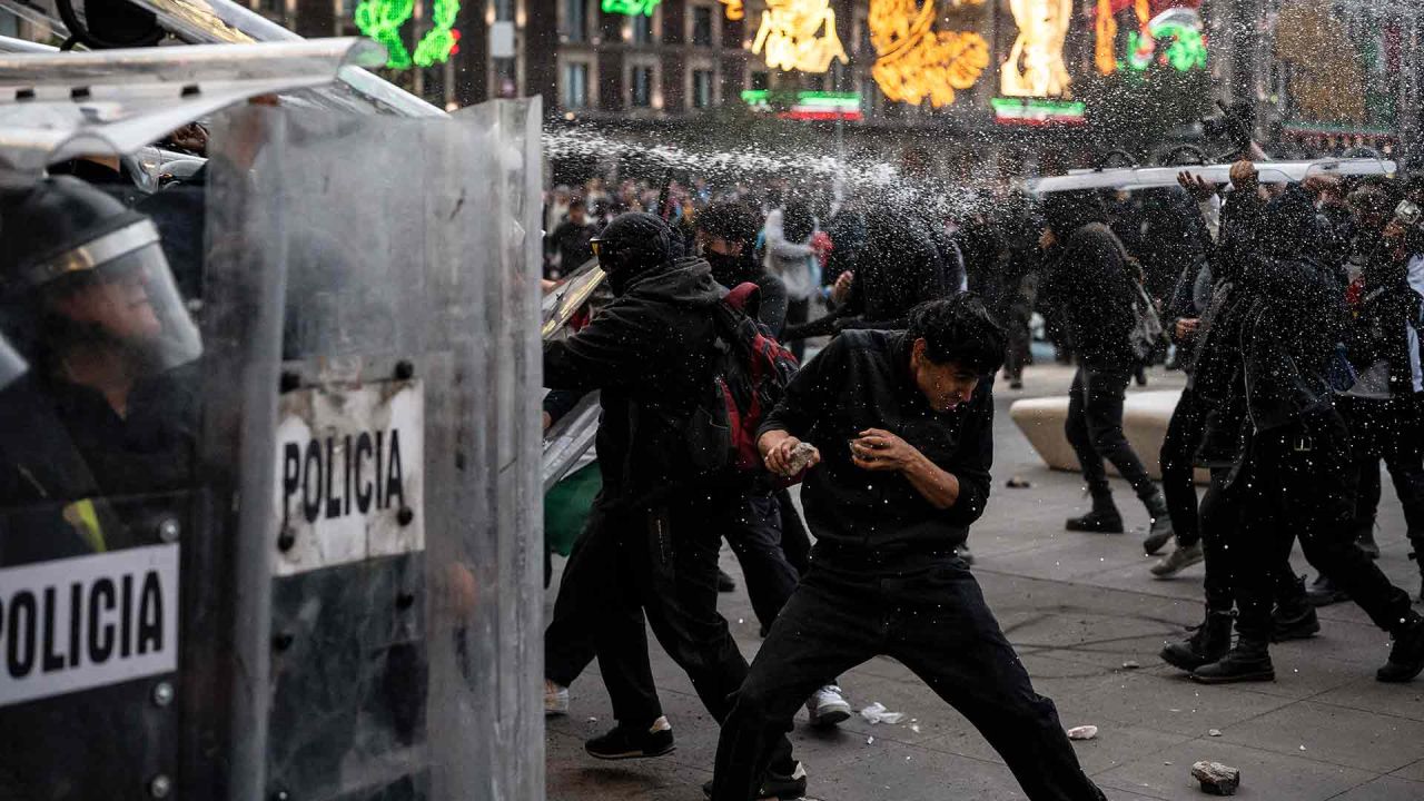 Estudiantes se enfrentan a la policía antidisturbios durante una manifestación por los 56 años de la masacre de estudiantes de Tlatelolco, en la plaza del Zócalo de la Ciudad de México. Foto de Yuri CORTEZ / AFP | Foto:AFP