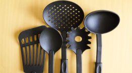 Cocina utensilios plastico negro 20241003