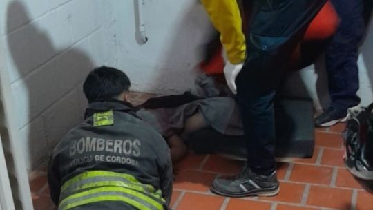 Una nena cayó desde un tercer piso al intentar escapar de un incendio y se salvó de milagro