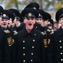 Los cadetes de la Academia Técnica Naval Almirante Senyavin participan en la ceremonia de iniciación de cadetes en la Plaza del Anclaje en Kronshtadt. Foto Olga MALTSEVA / AFP | Foto:AFP