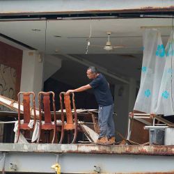 Un hombre revisa los restos de un restaurante después de que el tifón Krathon tocara tierra en Kaohsiung. Foto de WALID BERRAZEG / AFP | Foto:AFP