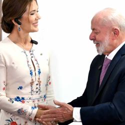 La reina María de Dinamarca y el presidente brasileño Luiz Inácio Lula da Silva se dan la mano durante una reunión en el Palacio de Planalto en Brasilia. Foto de EVARISTO SA / AFP | Foto:AFP