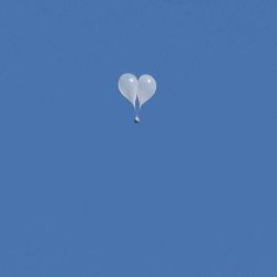 Corea del Norte lanzó globos cargados de basura a través de la frontera y se los vio flotando en el cielo sobre Seúl. Foto de ANTHONY WALLACE / AFP | Foto:AFP