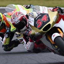 El piloto del Honda Team Asia, Mario Suryo Aji de Indonesia, conduce durante la primera sesión de prácticas de la clase Moto2 del Gran Premio de Japón de MotoGP. Foto de Toshifumi KITAMURA / AFP | Foto:AFP