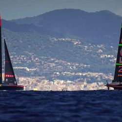 El italiano Luna Rossa Prada Pirelli y el británico Ineos Britannia compiten en la 37ª America's Cup, frente a las costas de Barcelona. Foto de Manaure Quintero / AFP | Foto:AFP