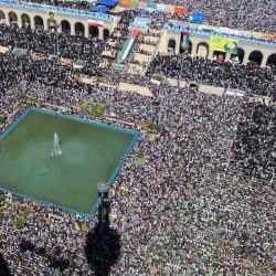 El líder supremo iraní, Ali Khamenei, pronuncia el sermón de la ceremonia de oración del viernes en Teherán, ante una multitud. Foto de KHAMENEI.IR / AFP  | Foto:AFP