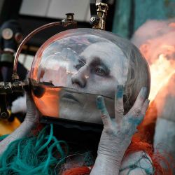 Grupo de acción climática Ocean Rebellion participan en una acción con gas natural licuado junto al Monumento Internacional a los Marinos en el Albert Embankment de Londres. Foto de BENJAMIN CREMEL / AFP | Foto:AFP
