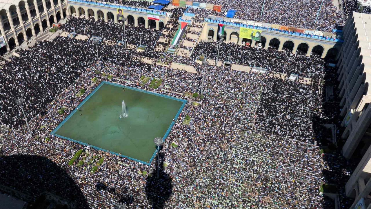 El líder supremo iraní, Ali Khamenei, pronuncia el sermón de la ceremonia de oración del viernes en Teherán, ante una multitud. Foto de KHAMENEI.IR / AFP  | Foto:AFP