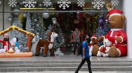 Un comercio "navideño" en Caracas. Los comerciantes le siguen la corriente al delirio de Maduro de "ya llegó la Navidad" para no arriesgarse a represalias chavistas.