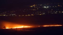 20241005 Los incendios arden como resultado de cohetes lanzados desde el Líbano hacia el norte de Israel