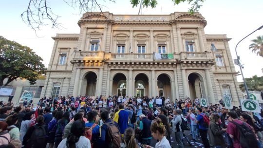 Cierre del Hospital Bonaparte: los trabajadores hicieron vigilia y afirmaron estar "atónitos" por la decisión del Gobierno