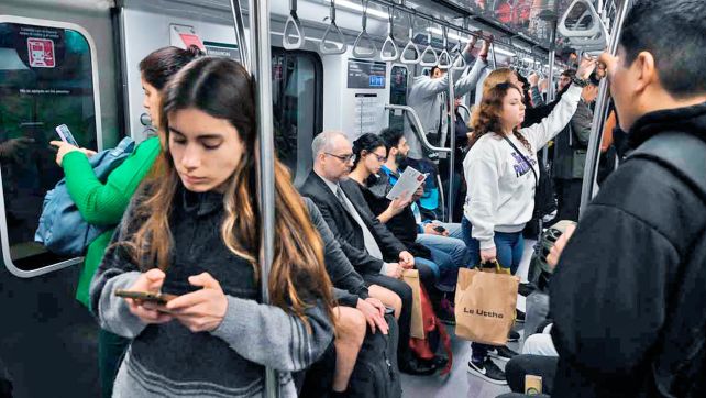 06102024_celular_subte_afp_g