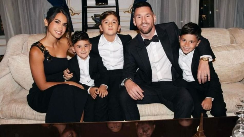 Antonela Roccuzzo y Lionel Messi acompañaron a Thiago Messi en un partido: las fotos