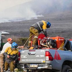 Los bomberos continúan con guardias de cenizas