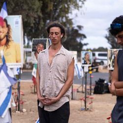 Un hombre medita mientras familiares y simpatizantes de los israelíes muertos en el ataque de Hamas del 7 de octubre asisten a una ceremonia en el monumento conmemorativo Nova, cerca del kibutz Reim. Foto de JOHN WESSELS / AFP | Foto:AFP